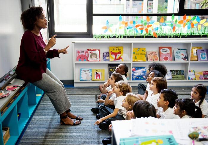 Reception teacher talking to her class